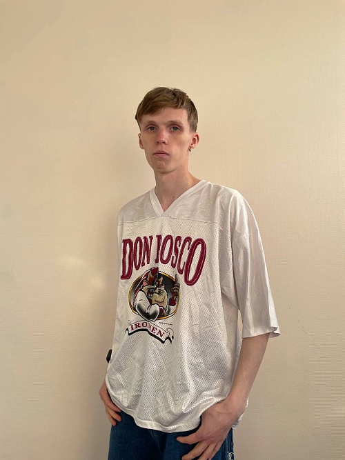 Джерси 1996 года «Don Bosco» с Тасманским Дьяволом из «Looney Tunes»